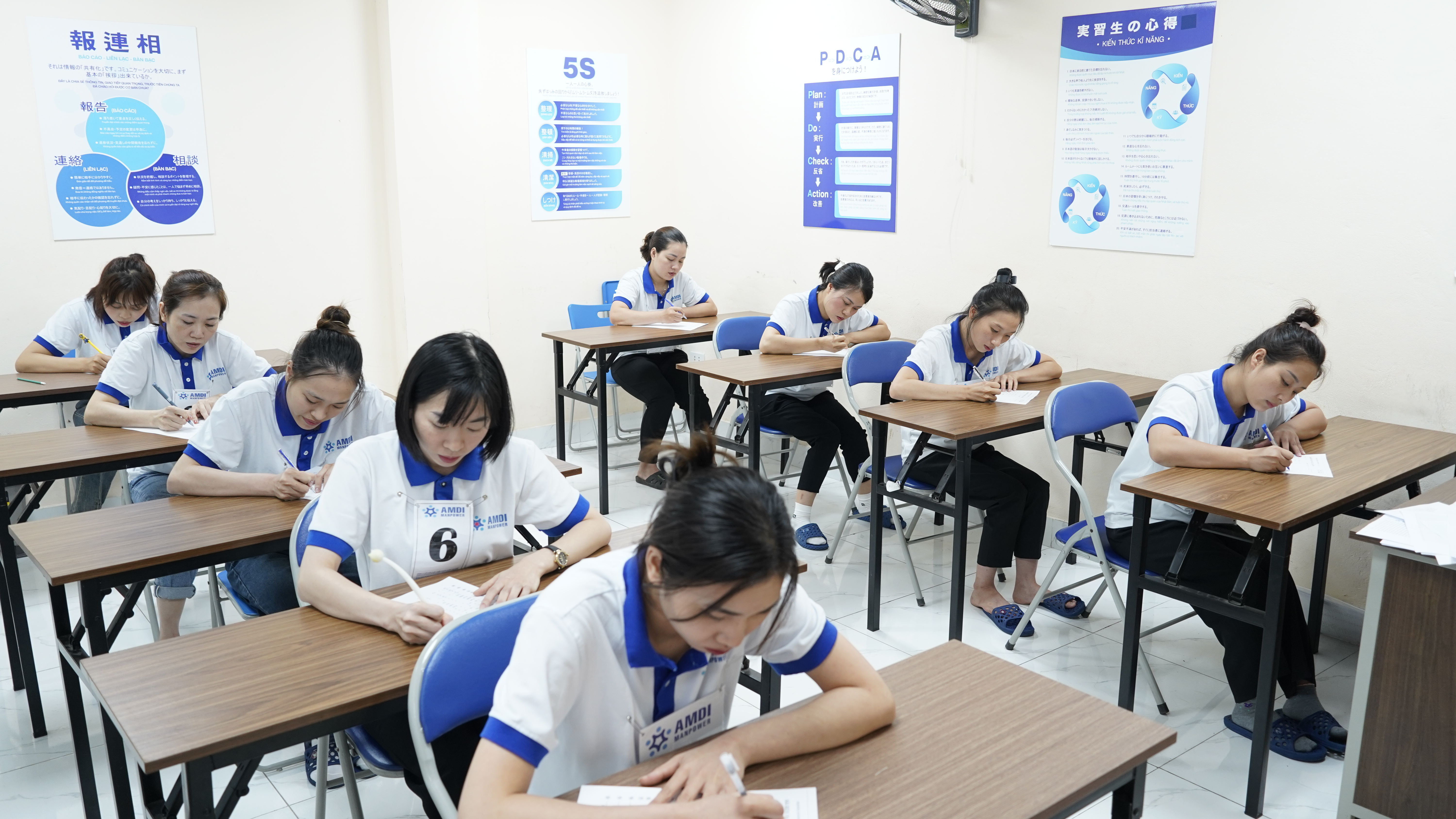 Hình ảnh thực tập sinh AMDI Manpower tìm hiểu đơn hàng