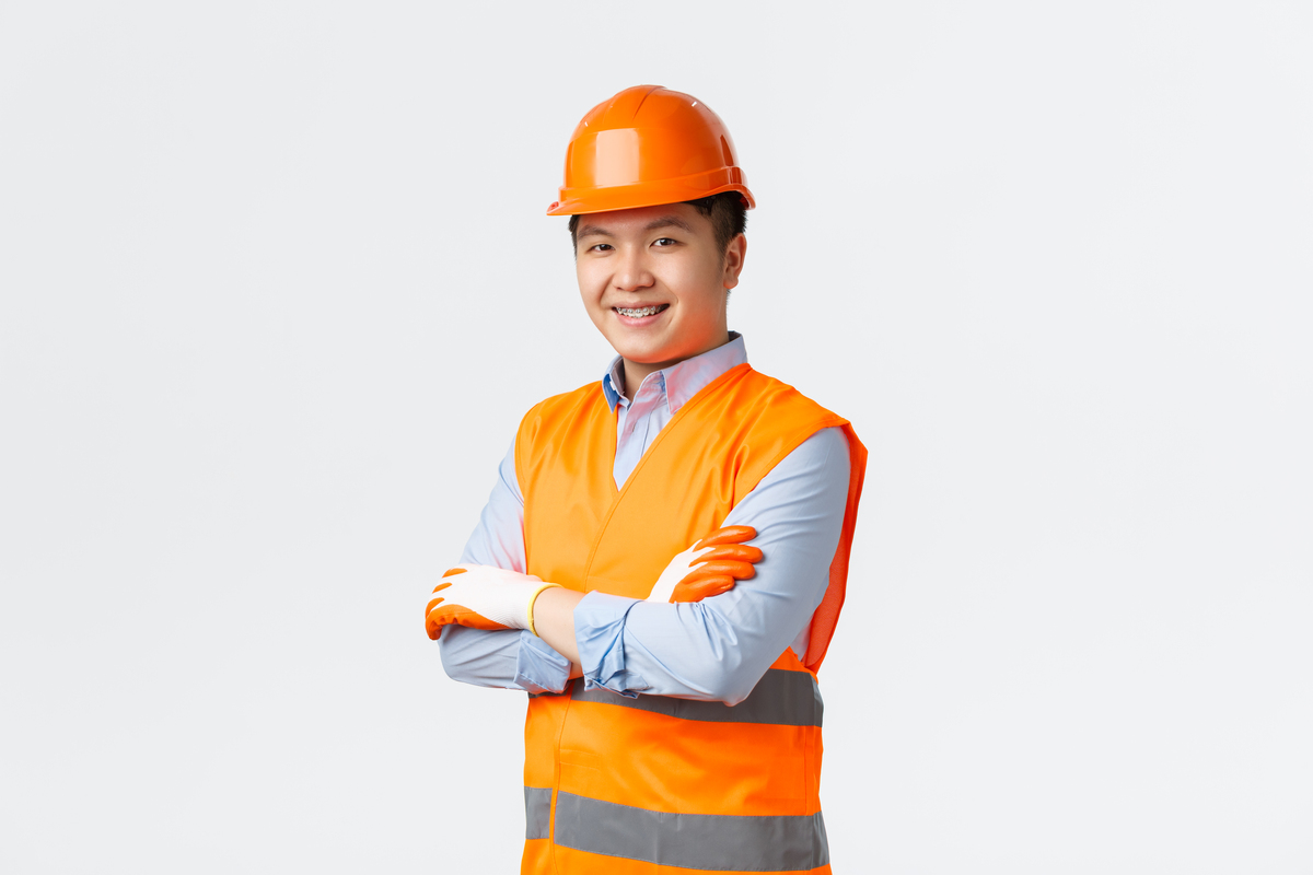 building-sector-industrial-workers-concept-confident-young-asian-engineer-construction-manager-reflective-clothes-helmet-cross-arms-smiling-sassy-ensuring-quality-white-wall