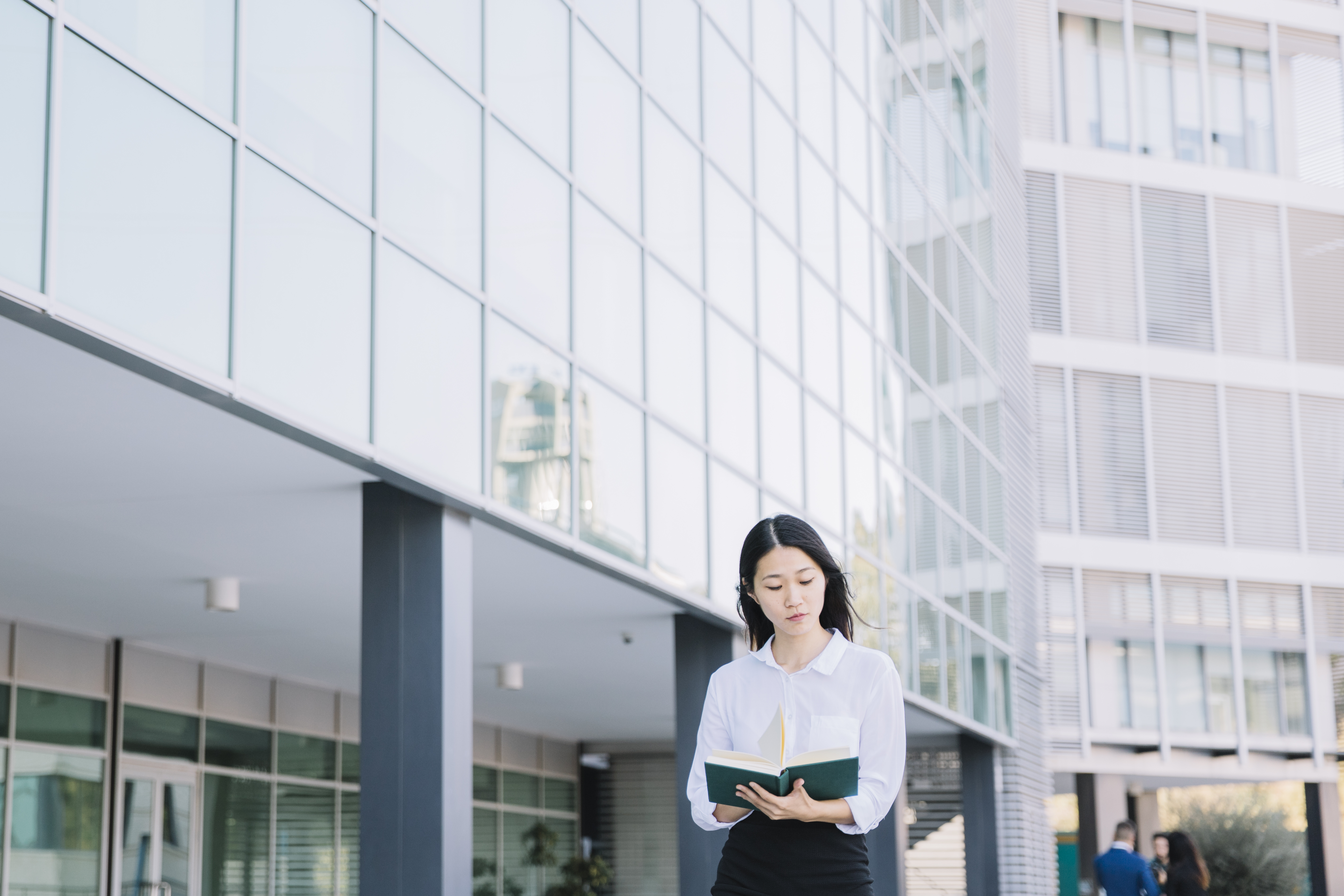 businesswoman-reading-street