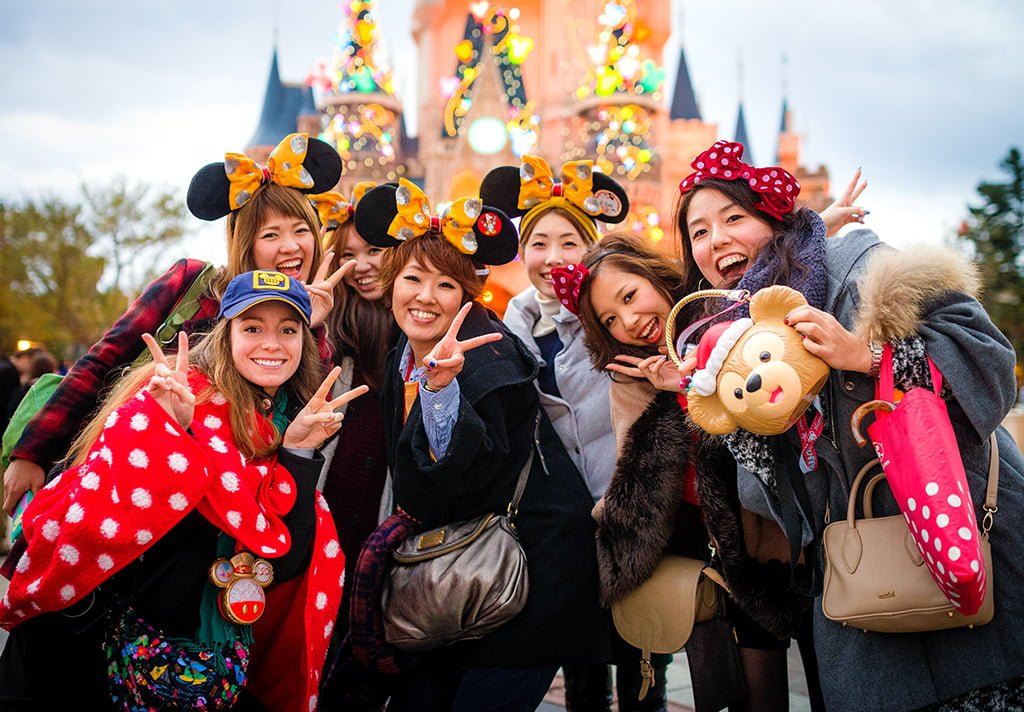 sarah-bricker-japanese-guests-tokyo-disneyland-copy